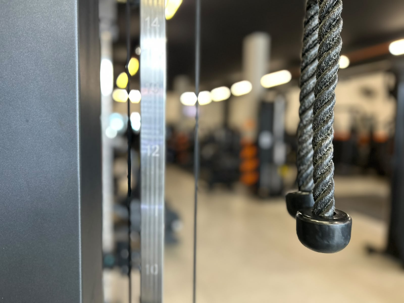 Equipamentos de musculação no salão da AcadMeta